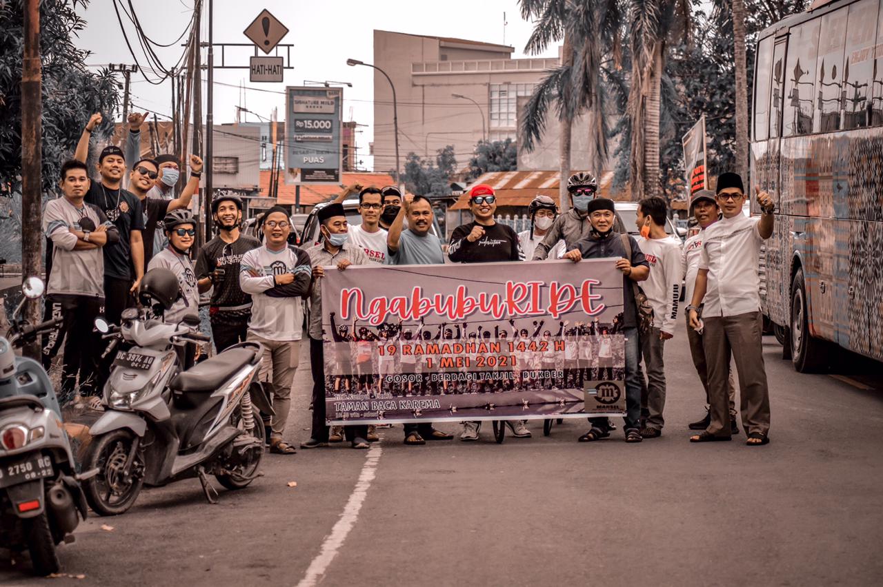 Komunitas Sepeda Lipat Marsel Berbagi Takjil Berbuka Puasa dengan Masyarakat Mamuju